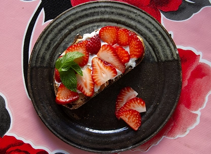 Strawberries, mint, and skyr on seed toast