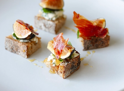 crostini with figs, proscuitto, honey, and blue cheese